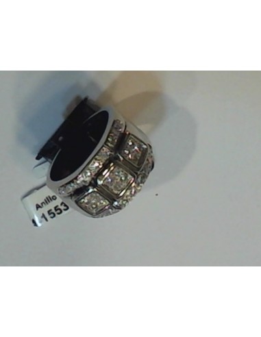 1-4-15533-1-DIA.Anillo oro blanco ancho con tres filas labradas la central en forma de cuadrados todas con chi
